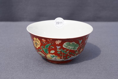 Een Chinese falancai kom met koraalrode fondkleur, Yongzheng merk en mogelijk periode